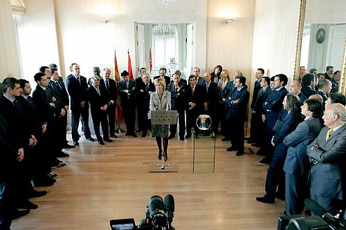 ESPERANZA AGUIRRE RECIBE AL ATLETICO DE MADRID POR EL TITULO DE COPA