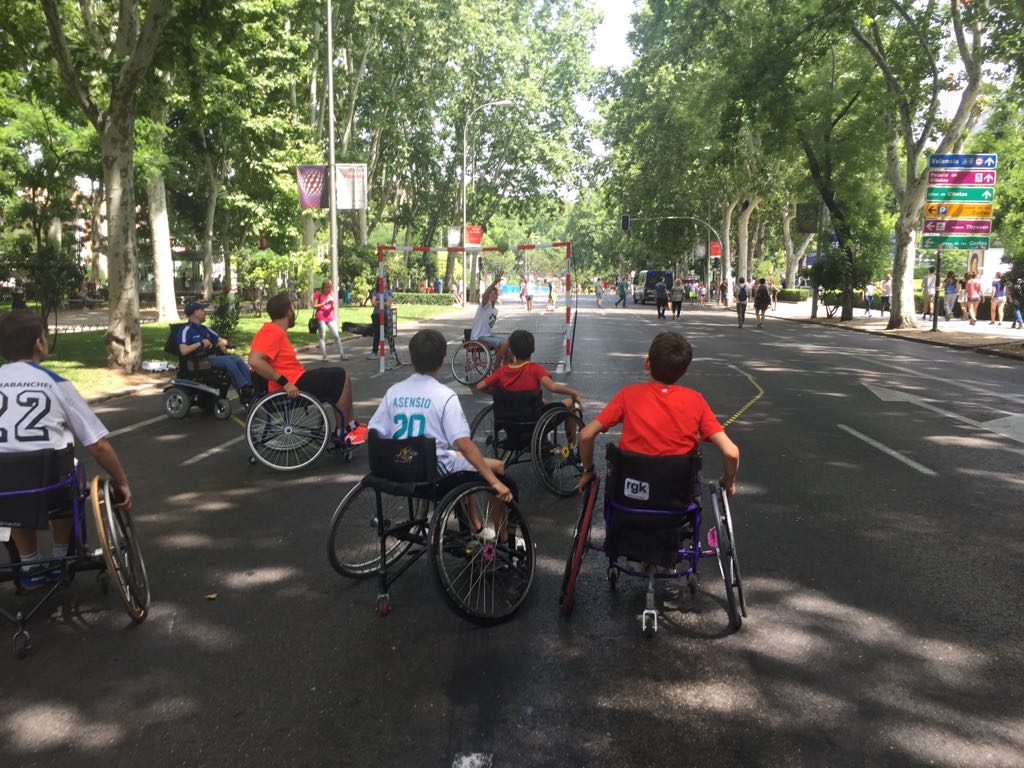 EL BALONMANO MADRILEÑO LLENA EL PASEO DEL PRADO