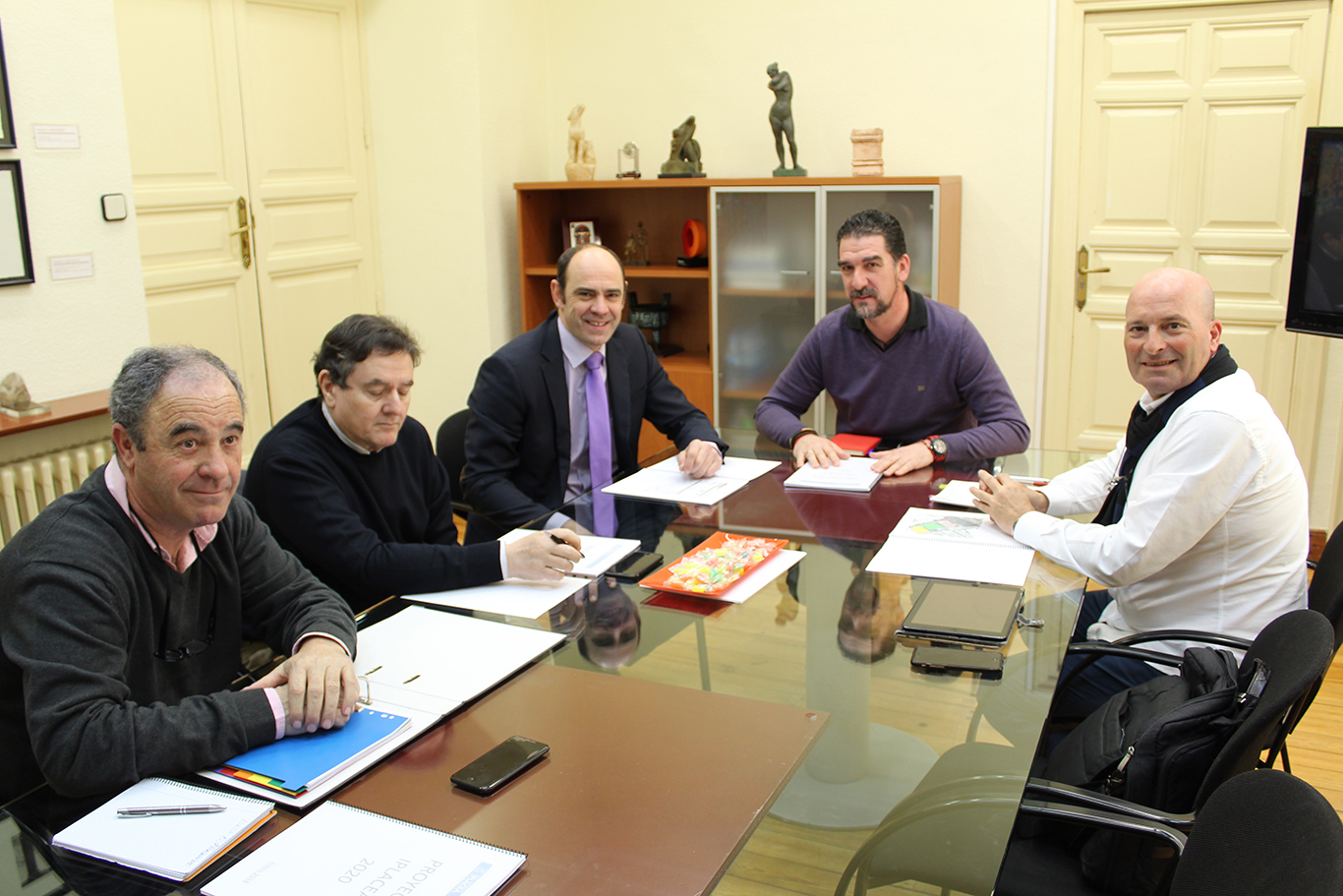 Hombrados se reuné con el Ayuntamiento de Alcalá para promocionar el balonmano