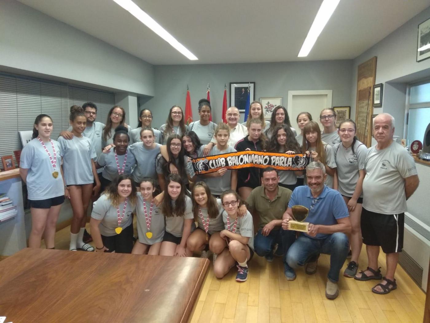 Las campeonas infantiles de Madrid, del BM Parla, pregoneras de las Fiestas Patronales