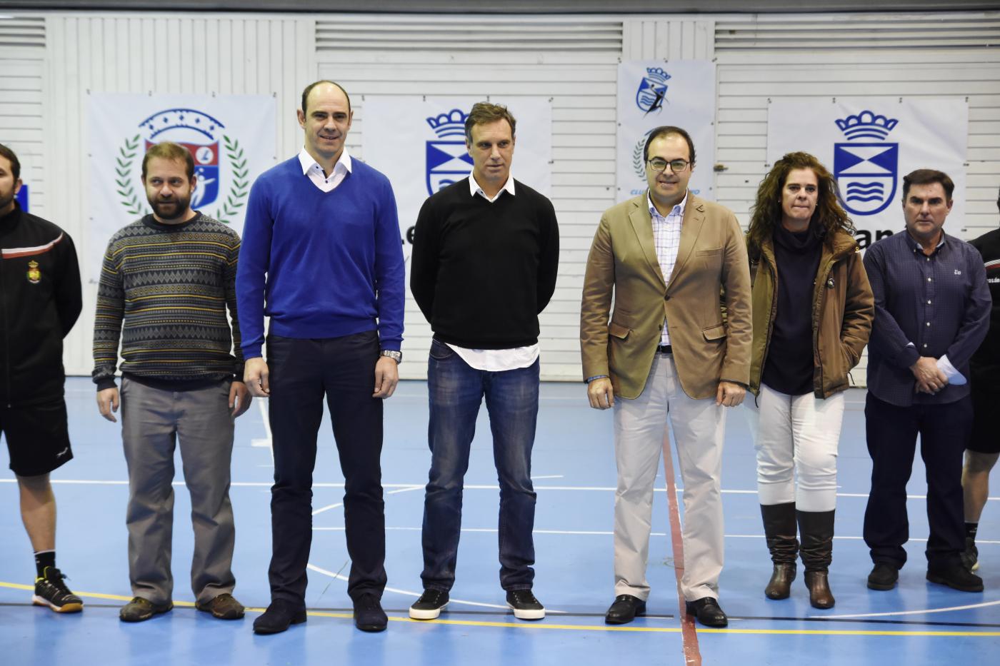JOSÉ JAVIER HOMBRADOS Y RAMÓN GROSSO REALIZARON EL SAQUE DE HONOR EN LA JORNADA DE PUERTAS ABIERTAS CON MOTIVO DEL “PROYECTO BALONMANO CHAD”