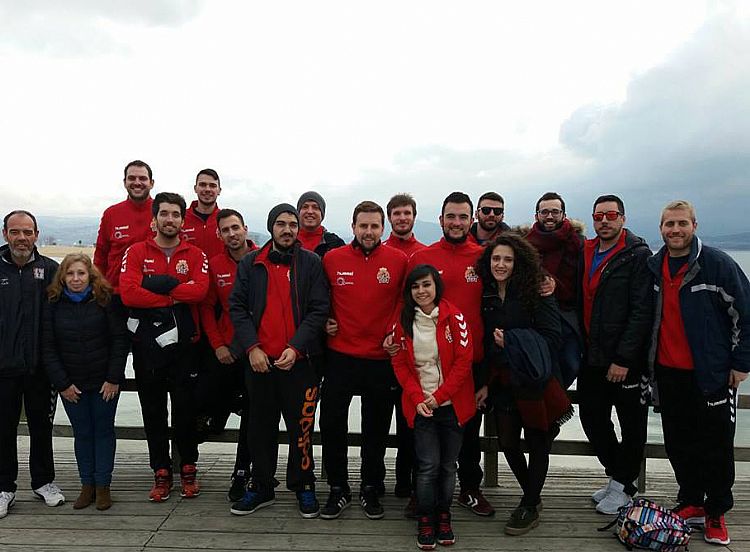 SOLIDARIDAD EN EL BALONMANO MADRILEÑO: EL BMC RESCATA AL PINTO TRAS UNA AVERÍA EN LA CARRETERA